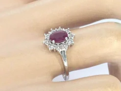 Bague entourage en or blanc avec rubis et diamants