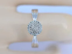 Bague entourage en or blanc avec diamants