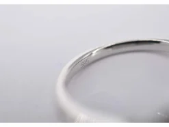 Bague entourage en or blanc avec diamants