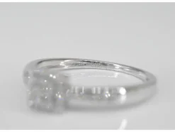 Bague entourage en or blanc avec diamants