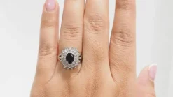 Bague entourage en or blanc, saphir ovale et diamants