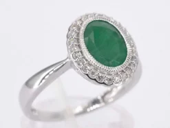 Bague entourage en or blanc avec diamants et émeraude