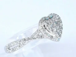 Bague entourage en or blanc en forme de cœur avec diamants