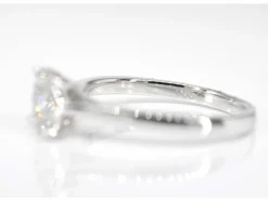 Bague entourage en or blanc avec diamants