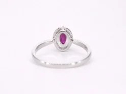 Bague entourage en or blanc avec diamants et rubis