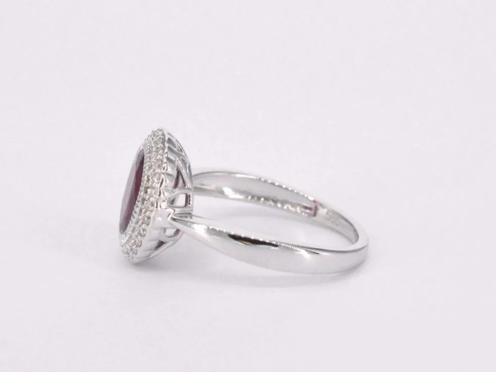 Bague entourage en or blanc avec diamants et rubis