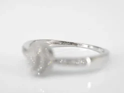Bague entourage en or blanc avec diamants