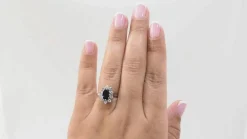 Bague entourage en or blanc, saphir et diamants