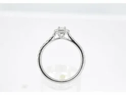 Bague entourage en or blanc avec diamants taille brillant et baguette