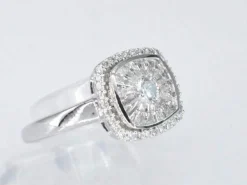 Bague entourage en or blanc avec diamants