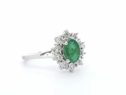 Bague entourage en or blanc avec émeraude et diamants