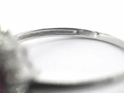 Bague entourage en or blanc avec rubis et diamants