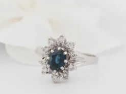 Bague entourage en or blanc, saphir et diamants