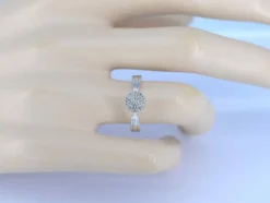 Bague entourage en or blanc avec diamants