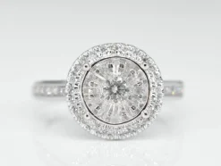 Bague entourage en or blanc avec diamants