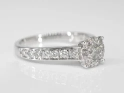 Bague entourage en or blanc avec diamants
