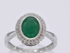 Bague entourage en or blanc avec diamants et émeraude