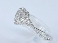Bague entourage en or blanc en forme de cœur avec diamants