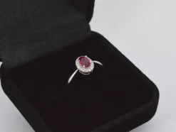 Bague entourage en or blanc avec diamants et rubis