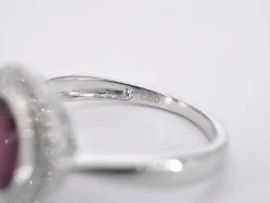 Bague entourage en or blanc avec diamants et rubis