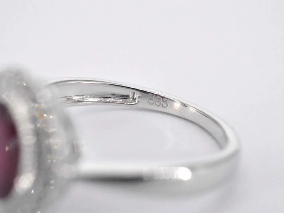 Bague entourage en or blanc avec diamants et rubis