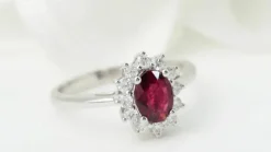 Bague entourage en or blanc, rubis et diamants