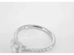 Bague entourage en or blanc avec diamants taille brillant et baguette