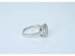 Bague entourage en or blanc avec diamants