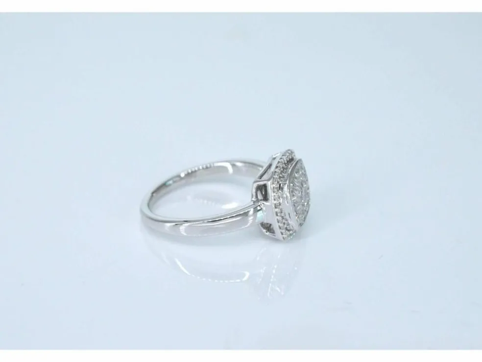 Bague entourage en or blanc avec diamants