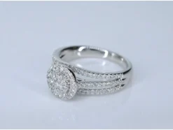 Bague entourage en or blanc avec diamants