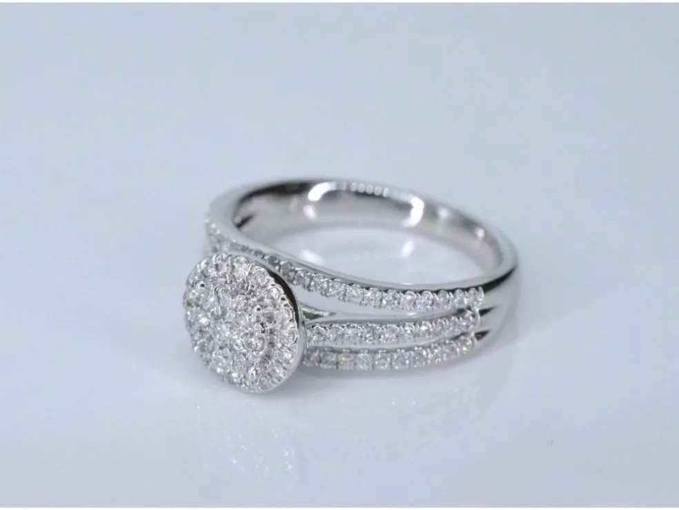 Bague entourage en or blanc avec diamants