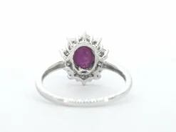 Bague entourage en or blanc avec rubis et diamants