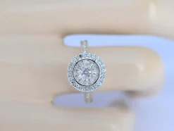 Bague entourage en or blanc avec diamants