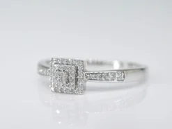 Bague entourage en or blanc avec diamants