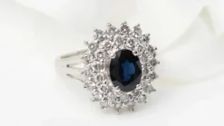 Bague entourage en or blanc, saphir ovale et diamants