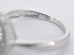 Bague entourage en or blanc avec diamants et émeraude
