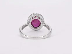 Bague entourage en or blanc avec diamants et rubis