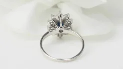 Bague entourage en or blanc, saphir et diamants