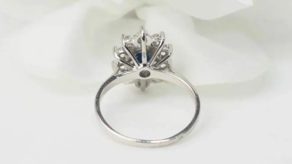 Bague entourage en or blanc, saphir et diamants