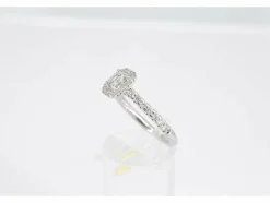 Bague entourage en or blanc avec diamants taille brillant et baguette