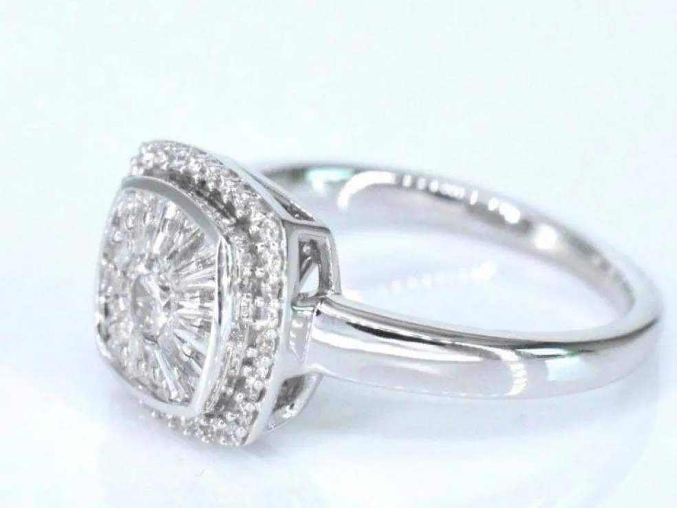 Bague entourage en or blanc avec diamants