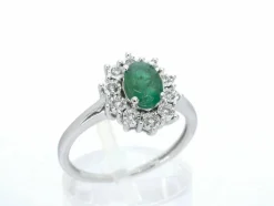 Bague entourage en or blanc avec émeraude et diamants