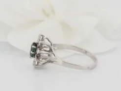 Bague entourage en or blanc, saphir et diamants