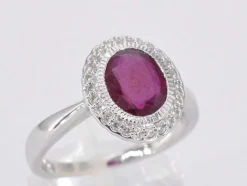 Bague entourage en or blanc avec diamants et rubis