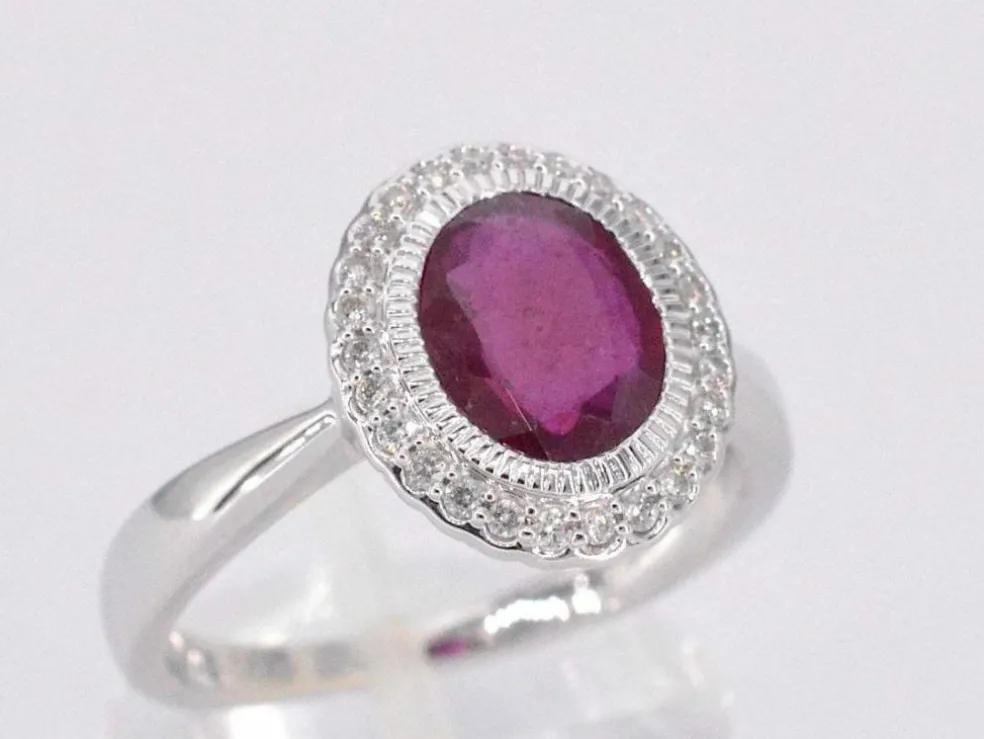 Bague entourage en or blanc avec diamants et rubis