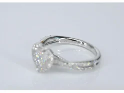 Bague entourage en or blanc en forme de cœur avec diamants