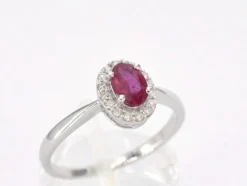 Bague entourage en or blanc avec diamants et rubis