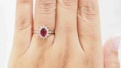 Bague entourage en or blanc, rubis et diamants