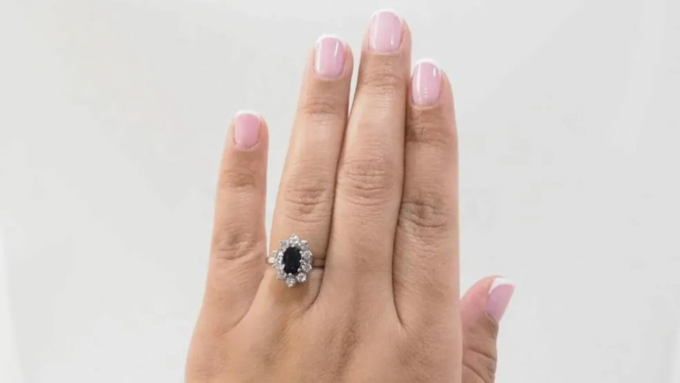 Bague entourage en or blanc, saphir et diamants