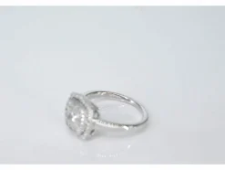 Bague entourage en or blanc avec diamants